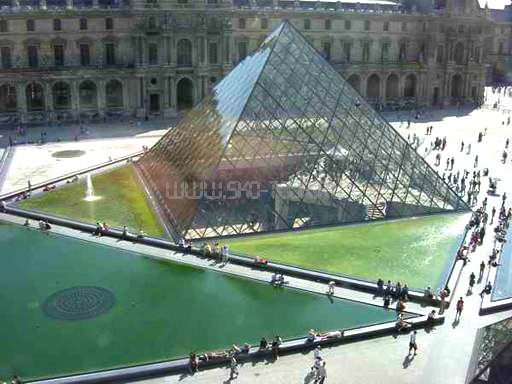 Стеклянная пирамида во внутреннем дворике Лувра
