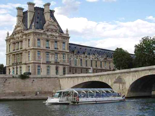 Лувр со стороны Королевского моста через Сену