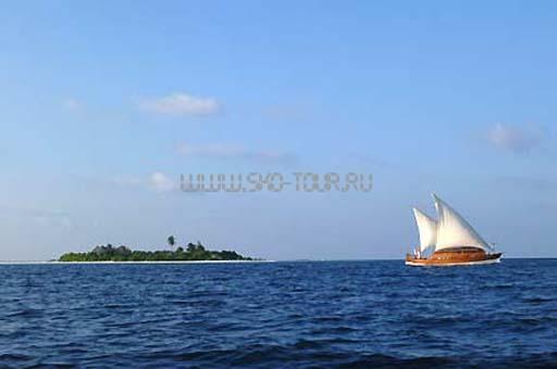 Вид на остров и лодку Dhoni