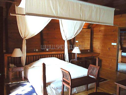 Номер Over Water Bungalow