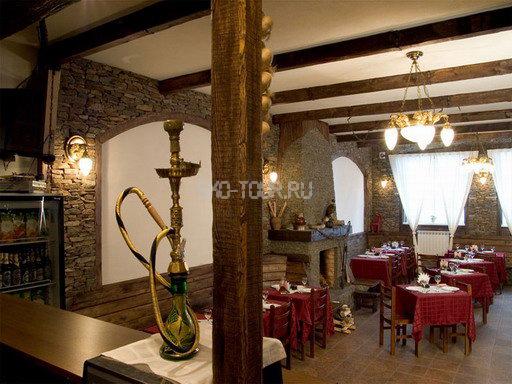 Ресторан-бар с камином и кинотеатром