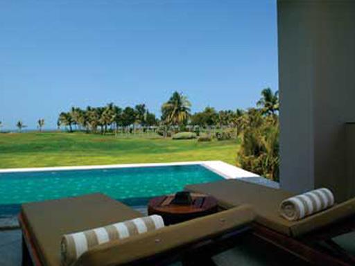 Вид бассейна из номера Suite