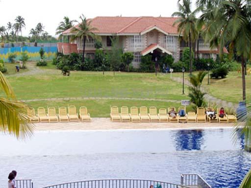 Вид на отель и бассейн