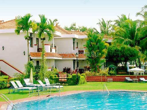 Вид на отель и бассейн