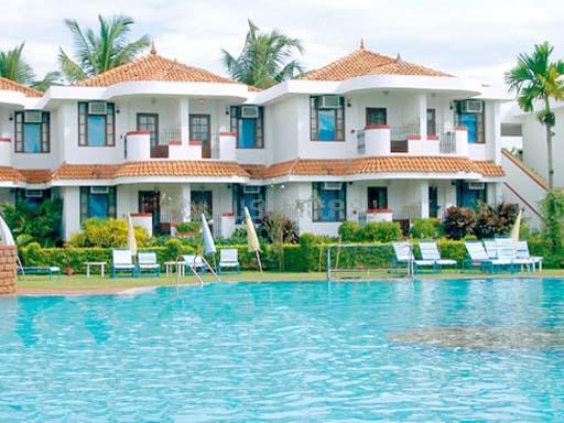 Вид на отель и бассейн