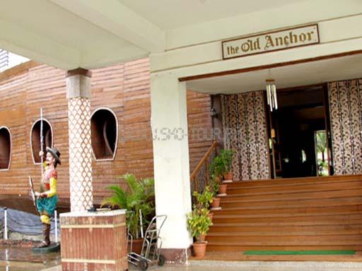 Вход в отель