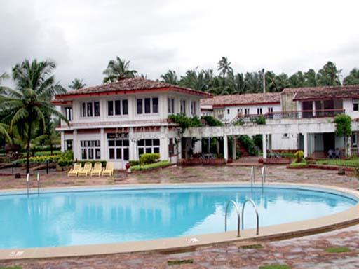 Вид на отель и бассейн