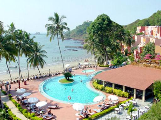 Вид на отель и бассейн