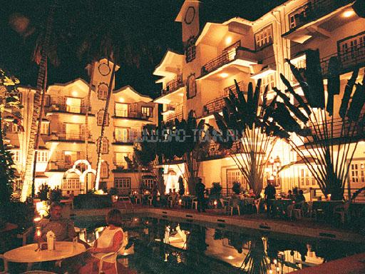 Вечерний отдых у бассейна