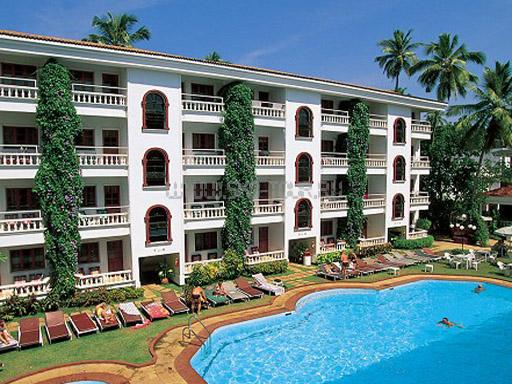 Вид на отель и бассейн