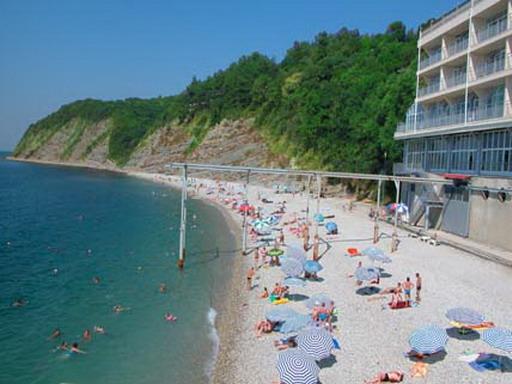 Оборудованный мелкогалечный пляж