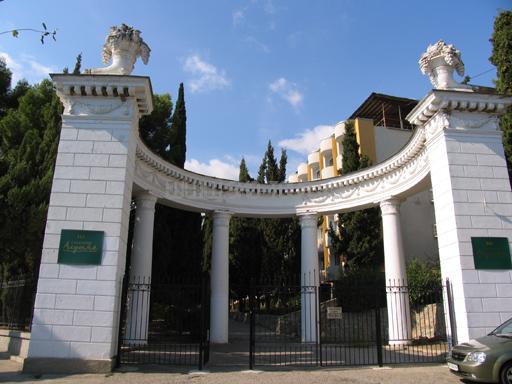 Центральный вход