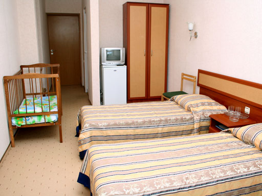 Детская кроватка в номере