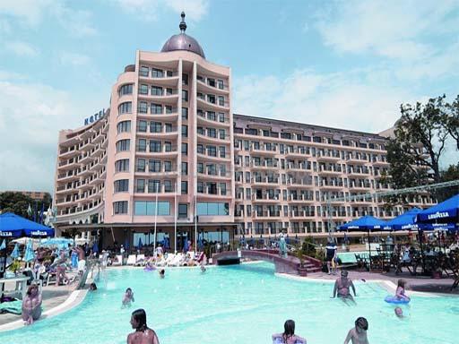 Вид на отель Адмирал 4*