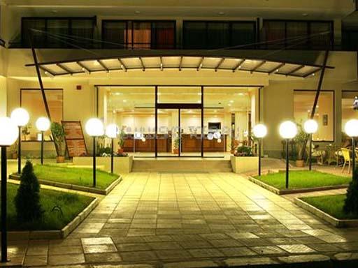 Вход в отель Гладиола Стар 4*