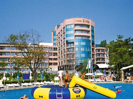 Вид на отель и бассейн