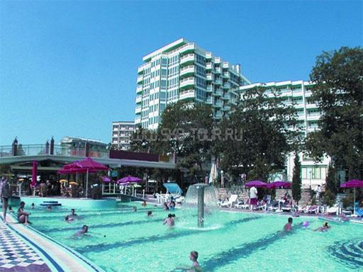 Вид на отель и бассейн