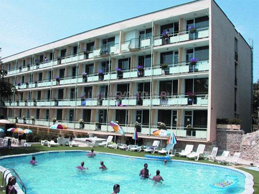 Вид на отель и бассейн