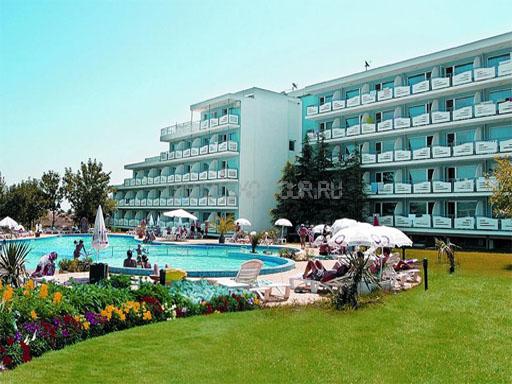 Вид на отель и бассейн