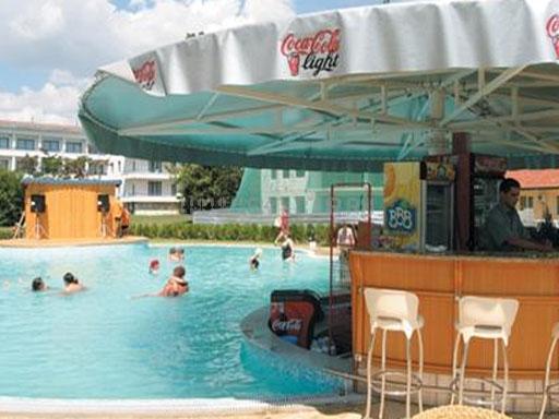 Бар и бассейн