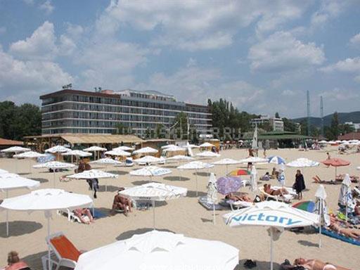 Вид на отель и пляж