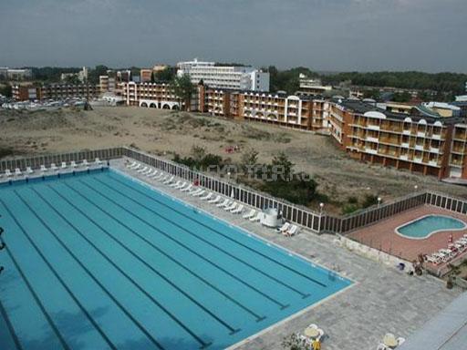 Вид на отель и бассейн