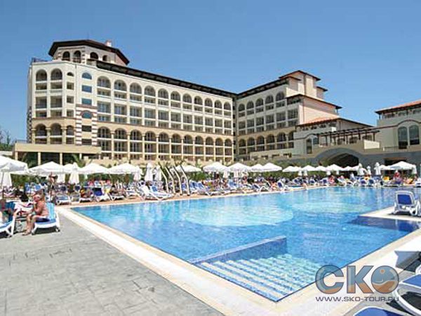 Вид на отель и бассейн