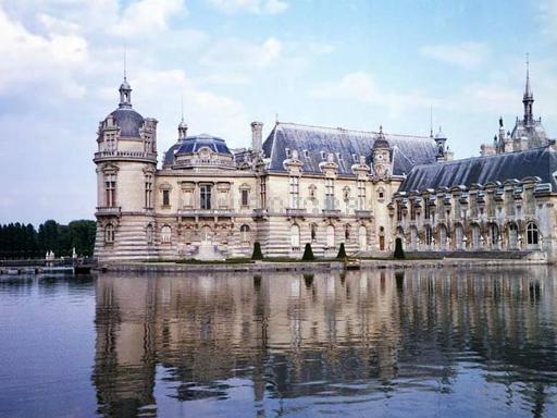 Замок Шантийи и пруд