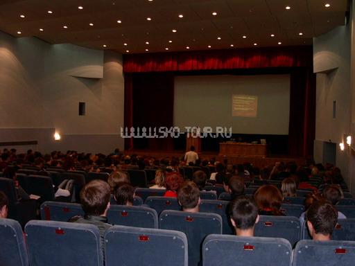 В киноконцертном зале