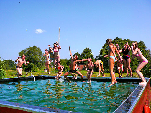 Купание в бассейне