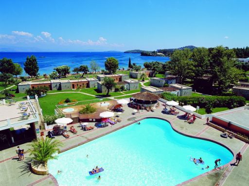 Бассейн и море