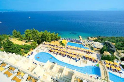 Вид на отель и море