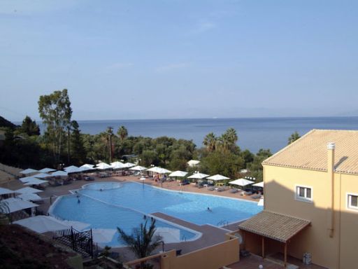 Бассейн и море