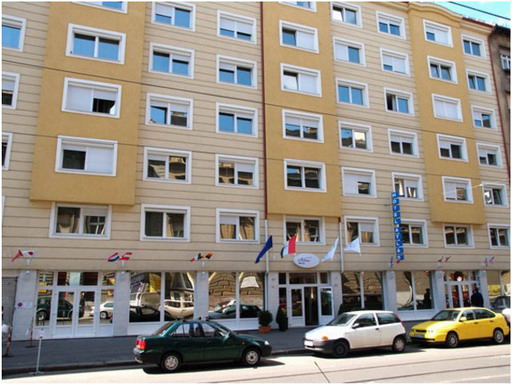 Вход в отель