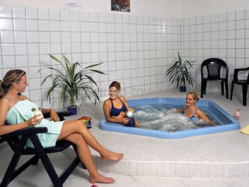 Бассейн в сауне