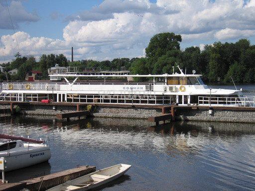 У набережной